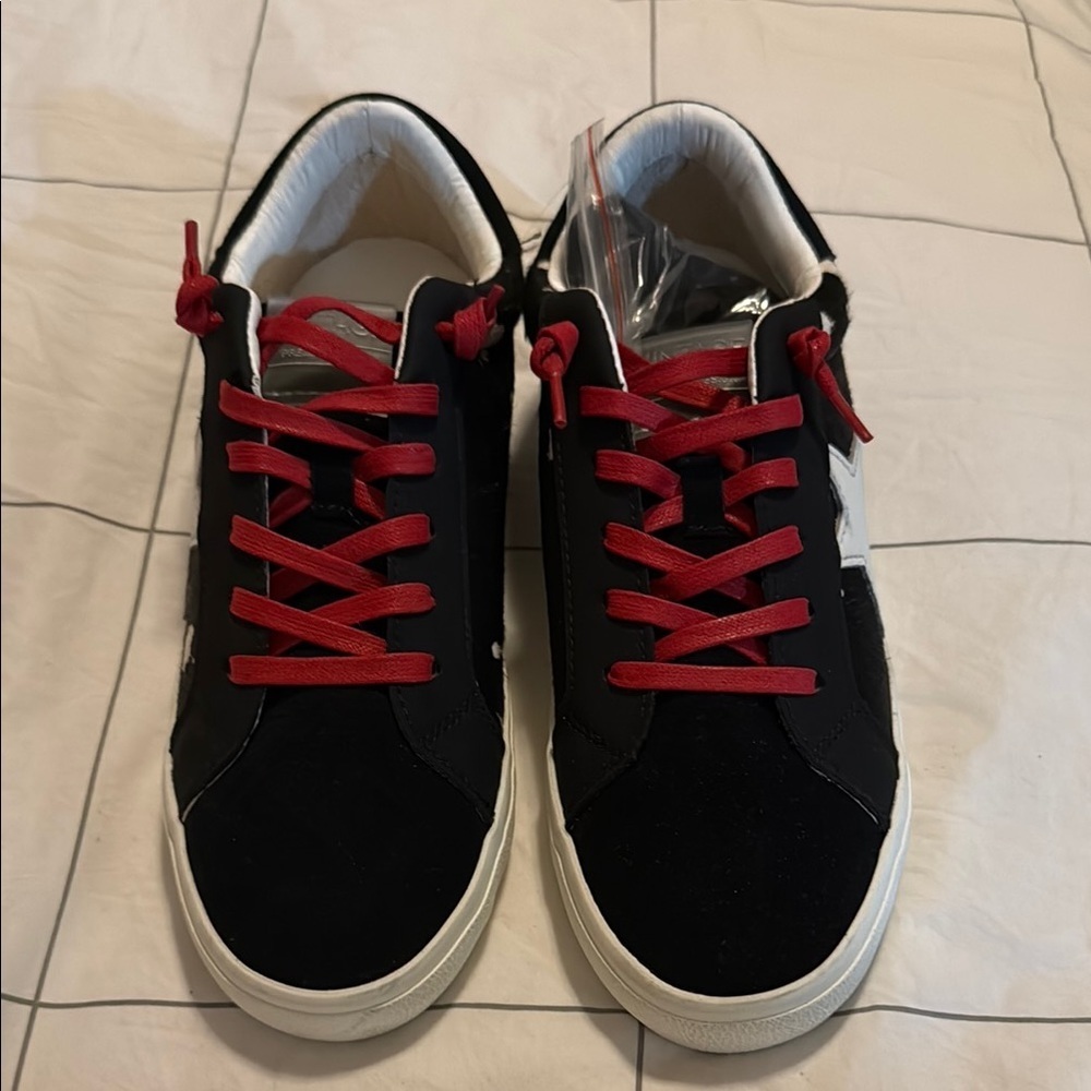 Vintage Havana Black and White Star Sneakers with Red Laces Size 8.5